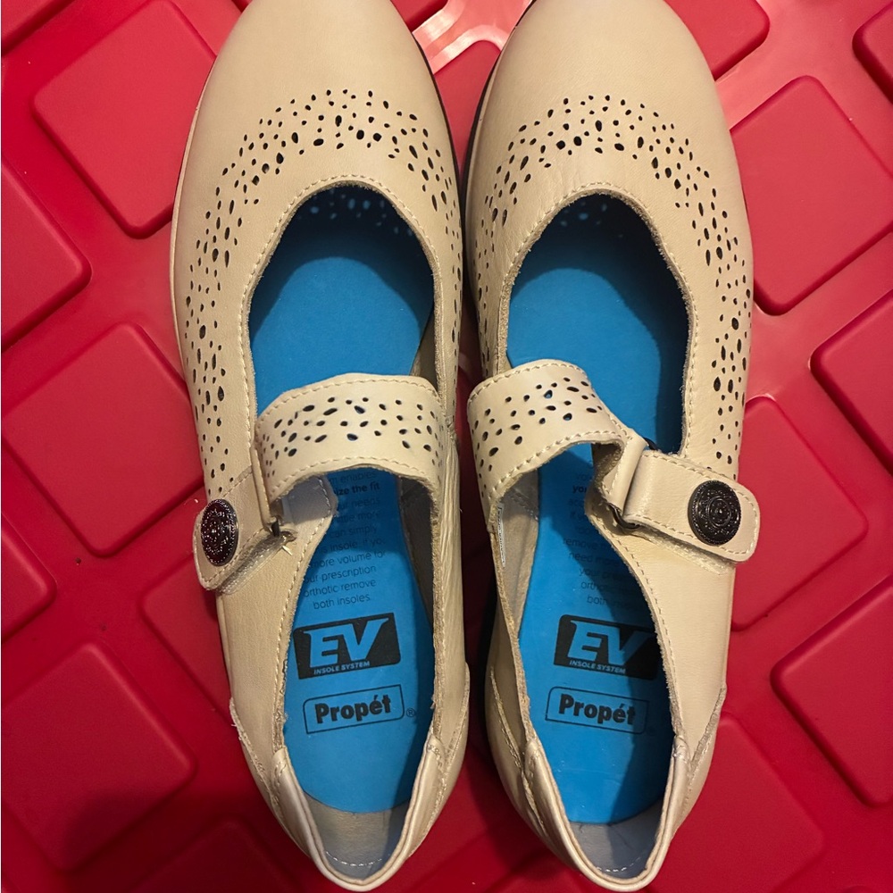 NWOB Propét Cream Mary Jane Perforated Comfort Flats